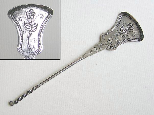 Tongue scraper with an engraved flower – (4218)